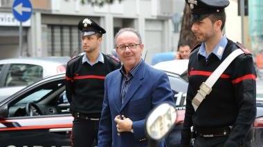 Il professor Torello Lotti accompagnato dai due carabinieri