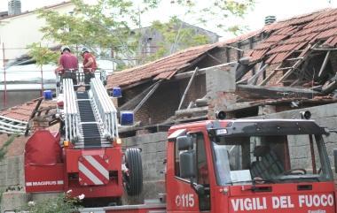 I pompieri sul tetto crollato 