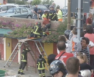 I vigili del fuoco al lavoro per soccorrere luomo caduto sul Pontino e, a destra, lingresso sullambulanza 