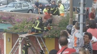 I vigili del fuoco al lavoro per soccorrere l’uomo caduto sul Pontino e, a destra, l’ingresso sull’ambulanza