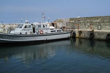 Una motovedetta della polizia penitenziaria a Gorgona 