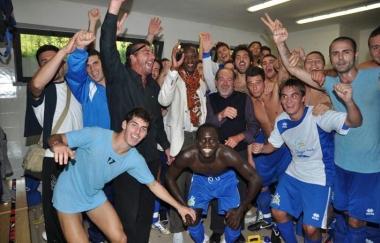Il senatore James con la squadra montescudaina dopo la vittoria e in tribuna al Niccolai con Igor Protti    