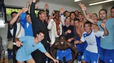 Il senatore James con la squadra montescudaina dopo la vittoria e in tribuna al Niccolai con Igor Protti