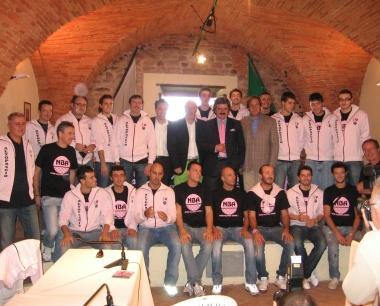 Giocatori dirigenti e tecnici del Bama Altopascio alla presentazione nella sala del consiglio comunale      