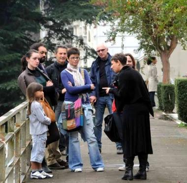 Anche alcuni bambini allo spettacolo al cimitero 