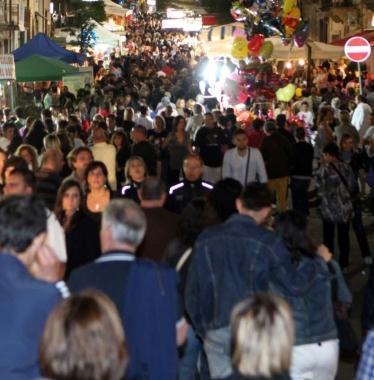 Folla in strada per la Notte bianca 