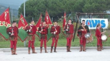 Il gruppo degli sbandieratori alla festa dell’Avis di Fornacette