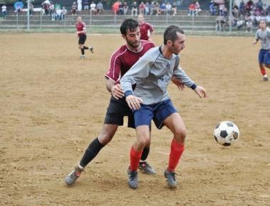 Lo Conte in azione anche ieri tra i migliori e, a destra la formazione del Cecina 1929    