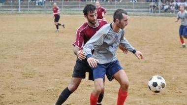 Lo Conte in azione anche ieri tra i migliori e, a destra la formazione del Cecina 1929