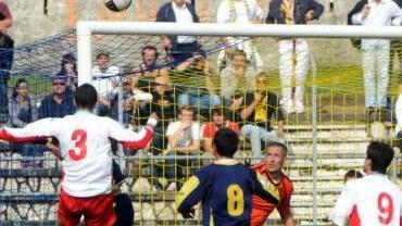 Il fallo di Menichetti su Marchetti dopo la 1ª traversa e a destra la grinta di Cori