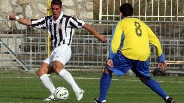 Bartolomei calcia il pallone in rete: è il gol vittoria