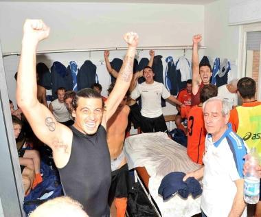 <b>FIESTA ARANCIONE </b>Stefanelli abbracciato da Arrica e lesultanza di Flauto 