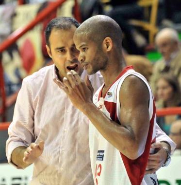 <b>DRITTE.</b> Moretti d&agrave; le indicazioni a un Forte braccatissimo dagli avversari 