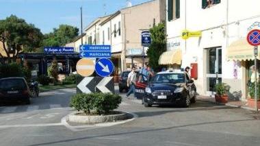 Carabinieri davanti alla Cambusa a Procchio