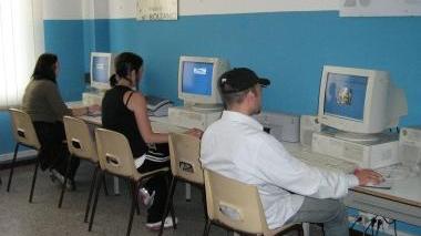 Giovani mentre s’intrattengono al computer