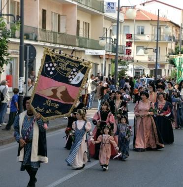 La sfilata sulla via Aurelia e alcuni protagonisti della festa per grandi e piccini 