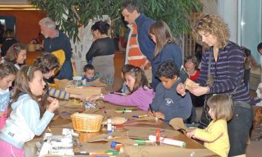 Bambini impegnati in unattivit&agrave; di laboratorio 