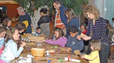 Bambini impegnati in un’attività di laboratorio