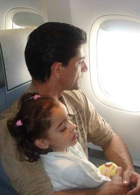 Giugno 2007: Azzurra con il babbo sullaereo che la porta a curarsi in Florida  