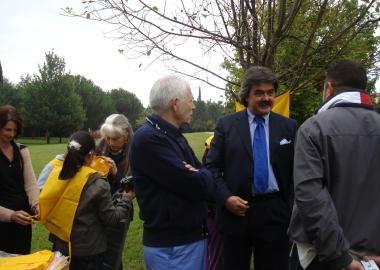 I bimbi delle elementari puliscono il parco Aldo Moro