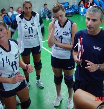 Il coach Lapiccirella con le sue ragazze 