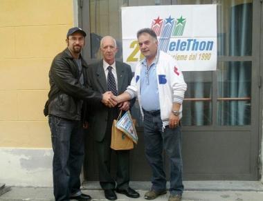 Vanni Bertozzi di Telethon al centro della foto fra i responsabili Avis di Carrara e Maranello 