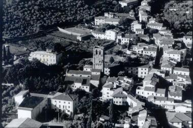 Una veduta di Calci dallalto 