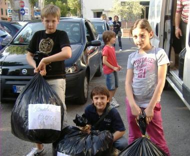 Alcuni sacchi di tappi raccolti dai ragazzi 