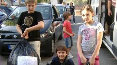 Alcuni sacchi di tappi raccolti dai ragazzi