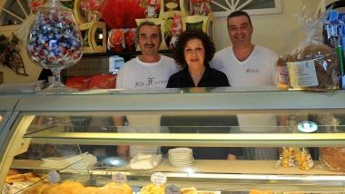Luciano Fornai con la moglie Laura e a destra il figlio David 