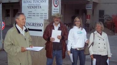 <b>IDV.</b> Un momento del volantinaggio alla Mabro