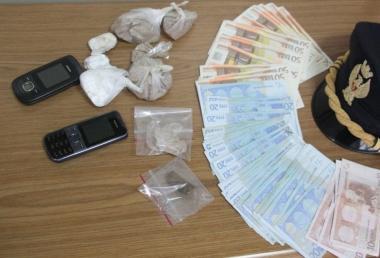 La droga, i soldi e i due cellulari sequestrati dalla polizia 