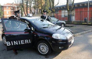 «Posso andare in bagno?» e le ruba i soldi