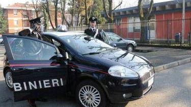 «Posso andare in bagno?» e le ruba i soldi
