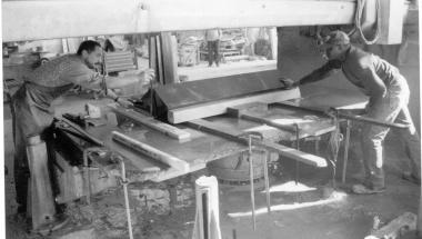 <b>DIFFICOLT&Agrave;.</b> Operai al lavoro in un laboratorio del marmo 