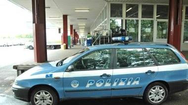 La polizia davanti al centro di smistamento di via Pratese