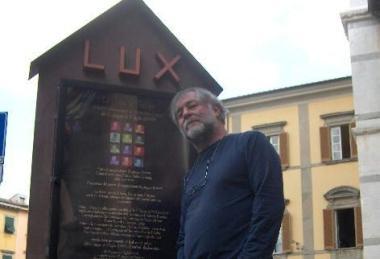 Paolo Pierazzini davanti al Teatro Lux di Pisa 