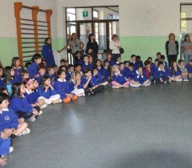 Alunni in palestra durante una pausa delle lezioni 