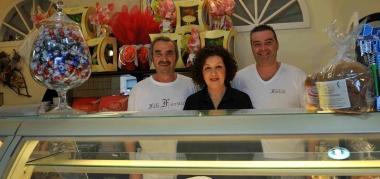 Luciano Fornai nel locale aperto a Cecina: qui insieme alla moglie e al figlio 