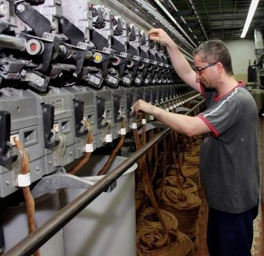 Operaio al lavoro in una filatura         