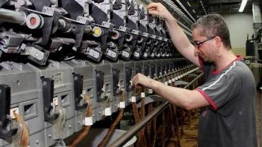 Operaio al lavoro in una filatura