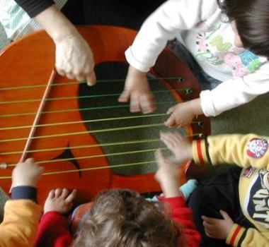 Bambini impegnati nel laboratorio musicale 