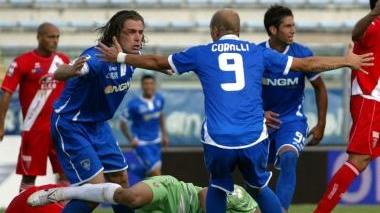A sinistra l’abbraccio fra capitan Stovini e Coralli dopo il gol segnato dal difensore contro il Grosseto Qui sopra il direttore sportivo Marcello Carli e a destra il tecnico Alfredo Aglietti mentre impartisce alcune disposizioni a Cristian Cesaretti nel corso di una delle amichevoli del precampionato