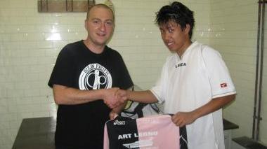 Nella foto qui sopra Vinh Huynh riceve la maglia del Cdp Limite da Stefano Scappini, a destra la squadra del Boccaccio che sabato scorso ha vinto col Cerbaia