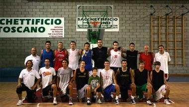 Il gruppo della Cerretese Sacchettificio Toscano che ha confermato il suo ottimo momento vincendo senza troppi problemi il derby sul parquet del Fucecchio 