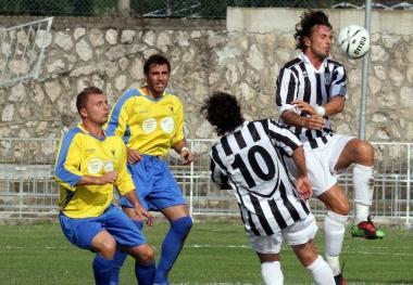 Massese-Real Castelnuovo: unazione dei bianconeri. Sotto: il trainer Marco Spilli 