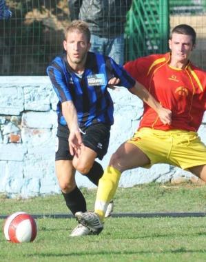 Luca Gherardini salta un uomo e Madau festeggiato dai compagni dopo il gol che ha deciso la partita contro il Livorno Nord 