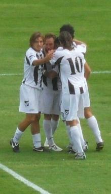 Taormina abbracciato dai compagni dopo il gol 