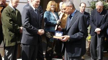 <b>TESTIMONE DI UNA CITTÀ.</b> Sopra, Polacci riceve una targa dalla Mutuo soccorso. A destra, stila il verbale della scopa da primato