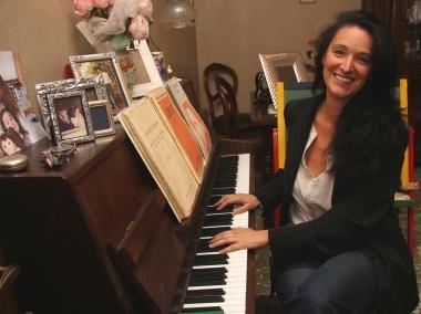 Ilaria Bugetti seduta al pianoforte nella casa della madre: la musica &egrave; una sua grande passione. In basso a destra, con la fascia da sindaco (2004) 